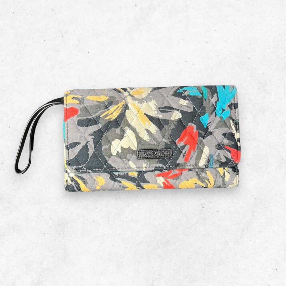 Vera Bradley Splash Floral Pattern Wristlet Wallet‎ Quilted Teal Interior